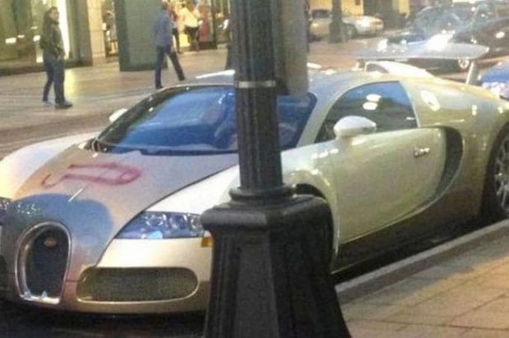 Gli disegnano un pene sul cofano della Veyron
