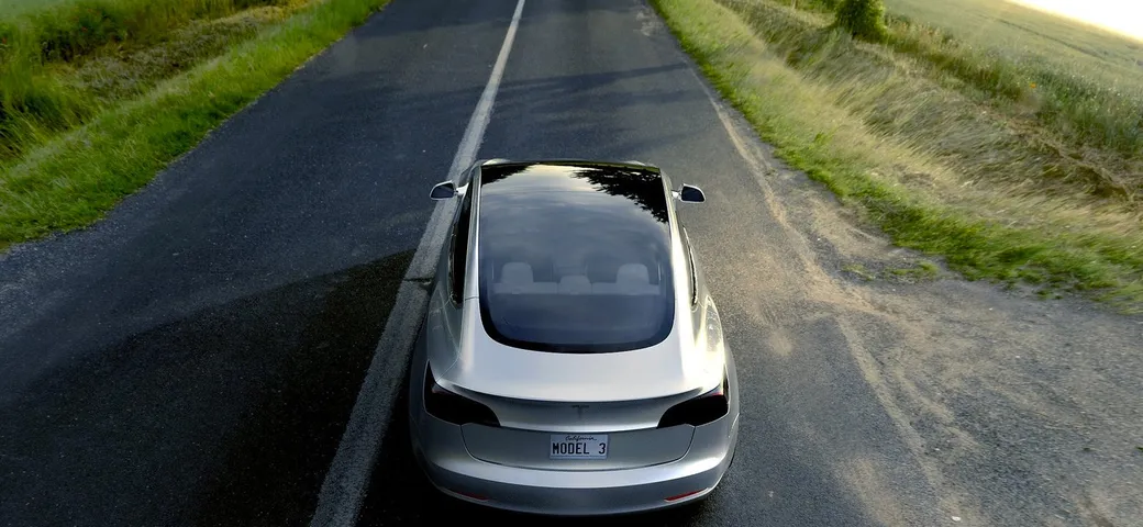 Tesla chiede i soldi indietro ai fornitori