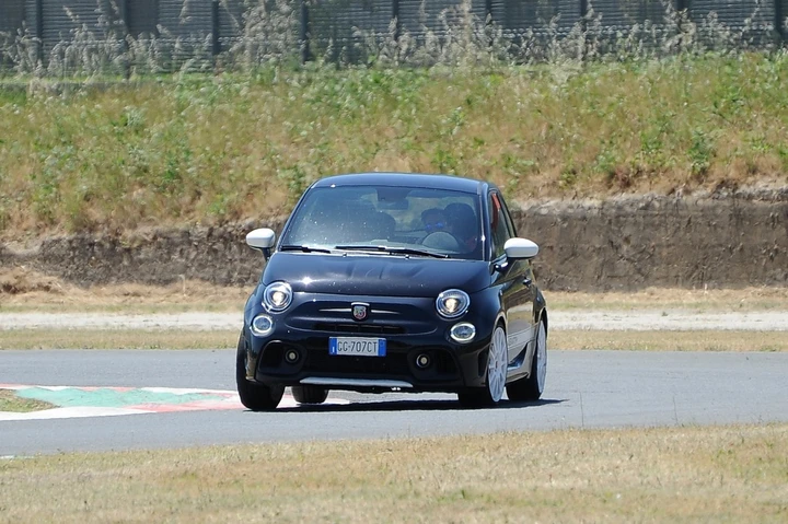 Abarth 695 Essesse: la prova su strada e in pista