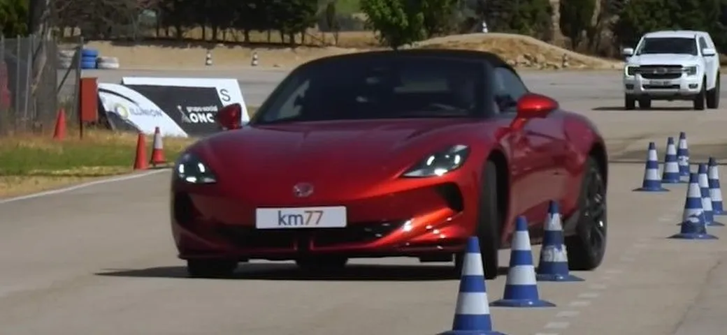 MG Cyberster, la roadster elettrica sorprende nei test dell’alce