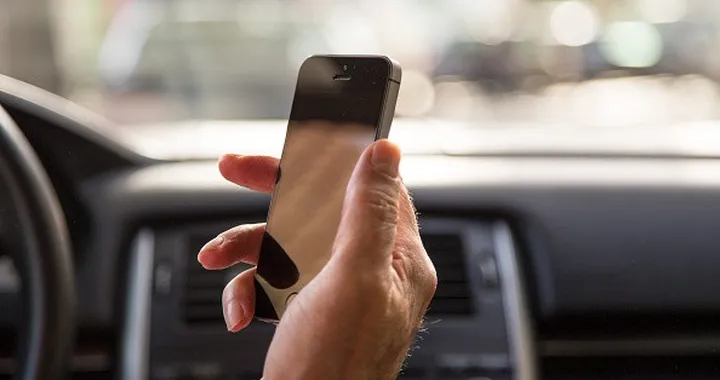 Cellulare alla guida, si torna alla linea dura. Sospensione fino a 6 mesi