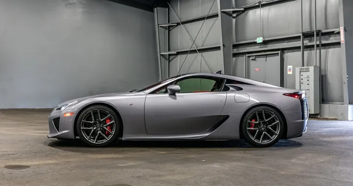 Lexus LFA: un esemplare immacolato all'asta