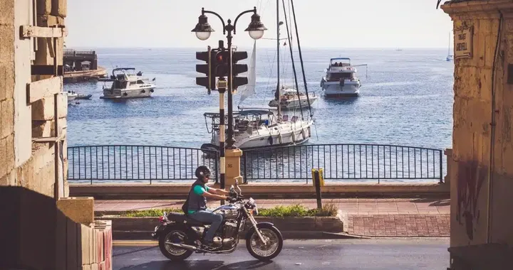 Malta offre 25.000 euro ai giovani che rinunciano a guidare per 5 anni