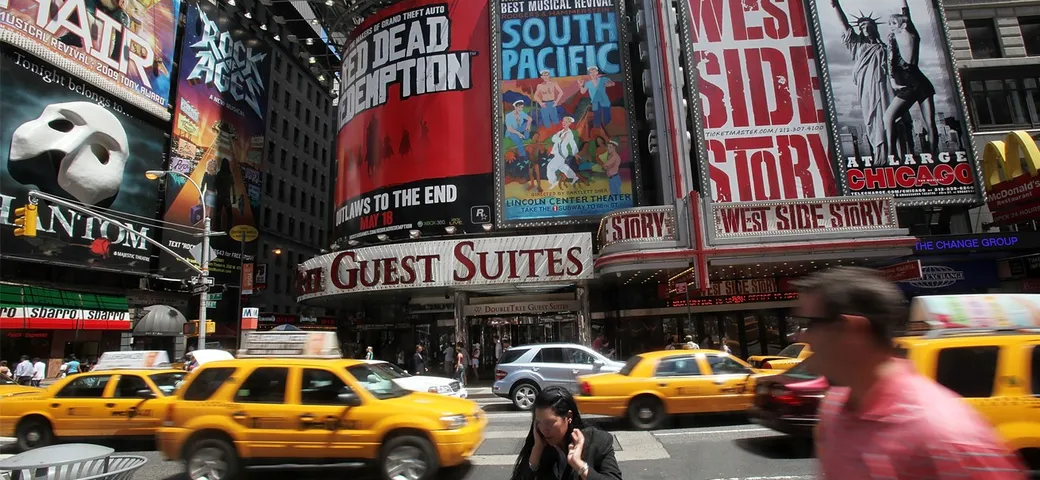 Guidava un kart con la figlia a Times Square: arrestata