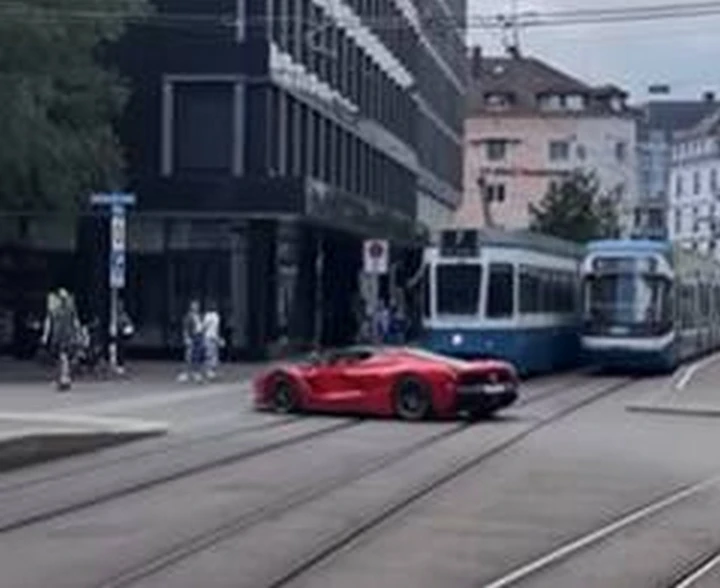 Una Ferrari LaFerrari evita di un soffio il crash con il tram | Video