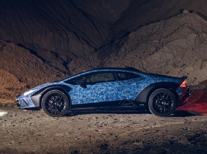 Fermata dalla Polizia una Lamborghini sgargiante. Il motivo? Una targa offensiva