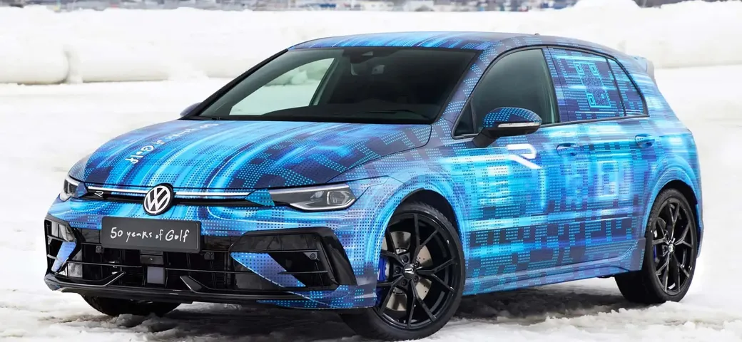 Volkswagen Golf R restyling: prime immagini della versione più potente della compatta [TEASER]