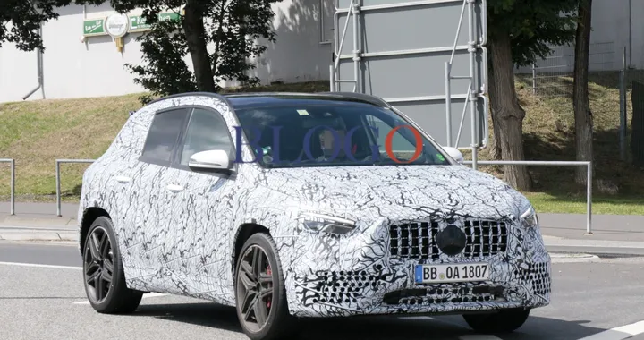 Mercedes GLA: foto spia della 45 AMG da 382 CV