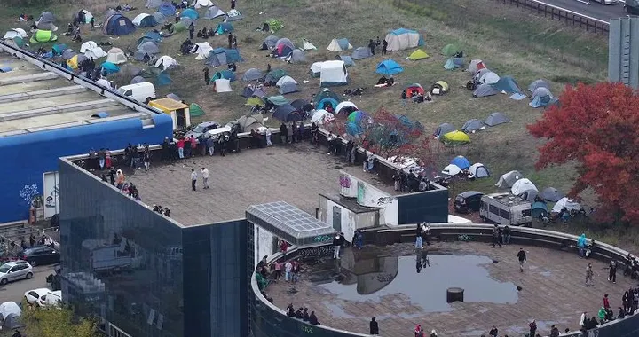 La vecchia fabbrica Bugatti invasa da un rave party: rischi elevati