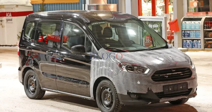 Ford Tourneo Courier: foto spia del facelift