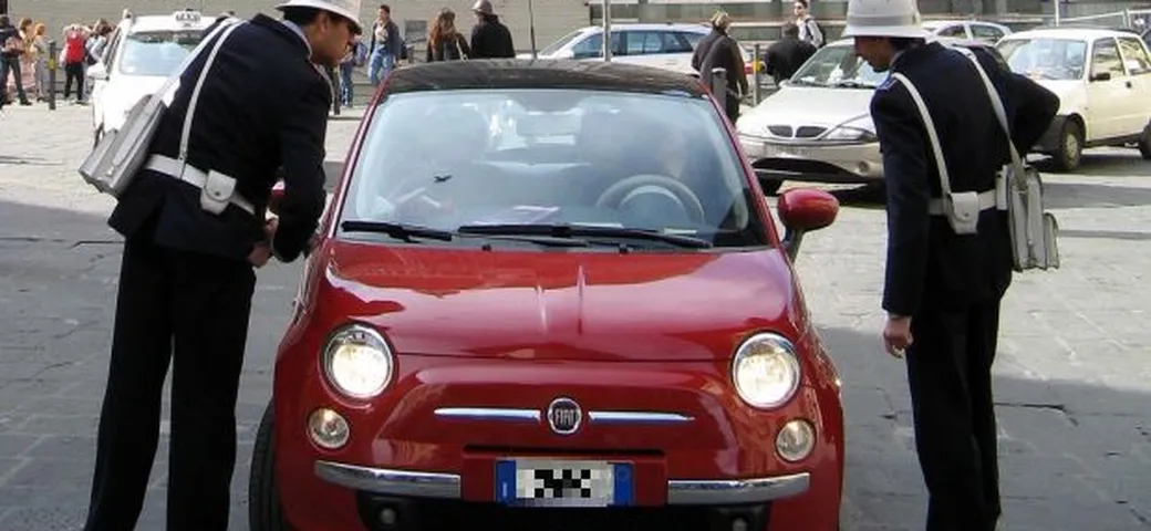 Il ladro resta incastrato... nel finestrino!