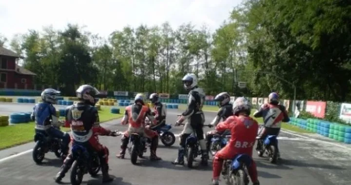 Foto del giorno: battaglie in minimoto