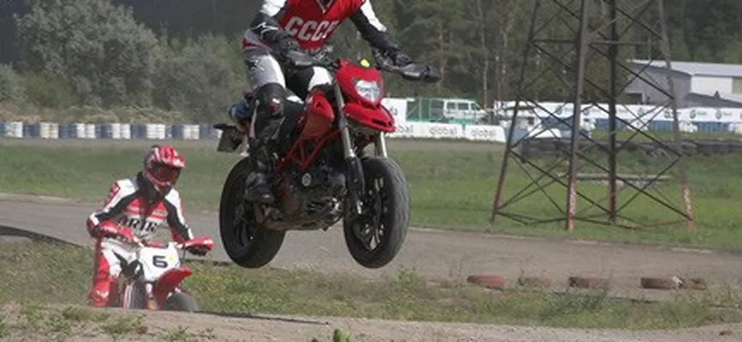 Foto del giorno: Hypermotard in azione