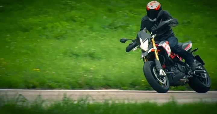 Aprilia Dorsoduro 900 2017 - Trailer