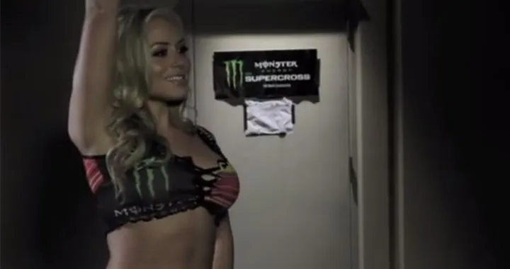AMA Supercross 2014: Miss Supercross "autostoppista" in bikini [video]