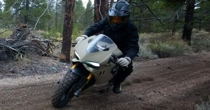 Ducati 1199 TerraCorsa: la Panigale 'off-road' corre nel flat-track [video]