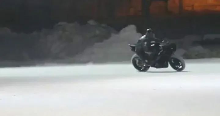 Sul ghiaccio con la Yamaha R1 /video