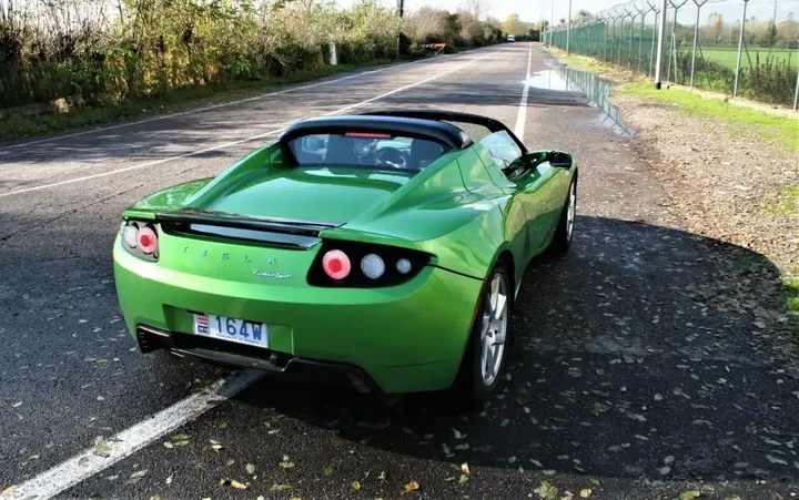 La prima Tesla è stata una Lotus Elise rielaborata con 6.800 batterie