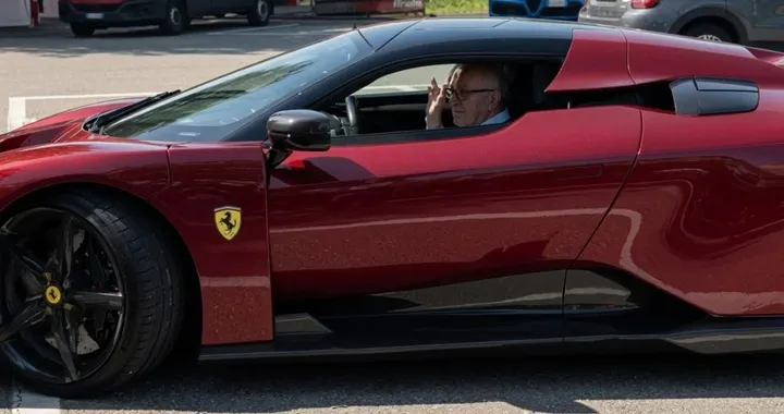 Il figlio del Drake, a 80 anni, si mostra a bordo della Ferrari più esclusiva