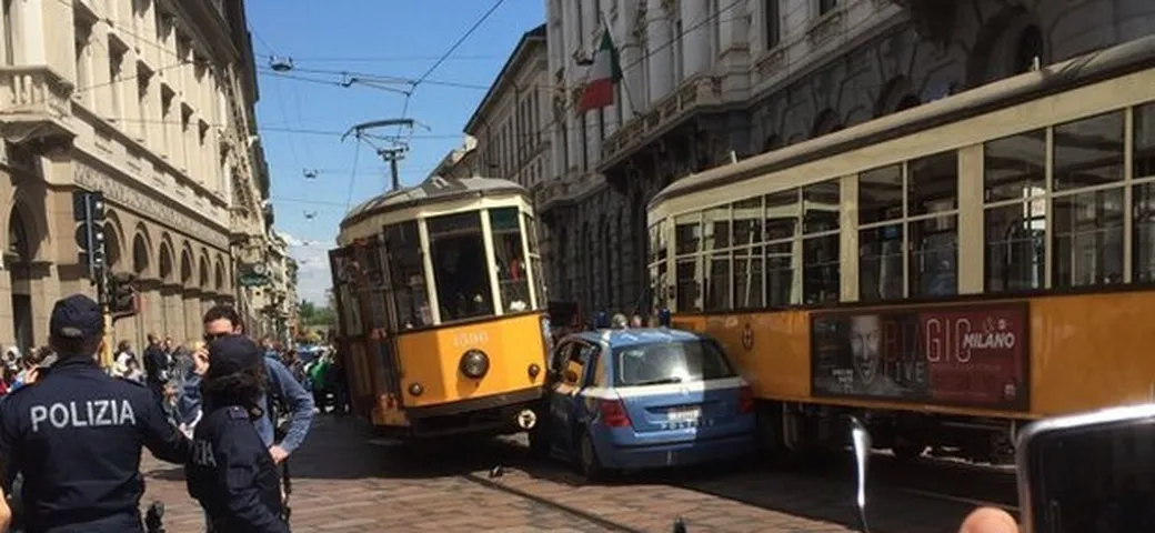 Milano: auto della Polizia si incastra tra due tram