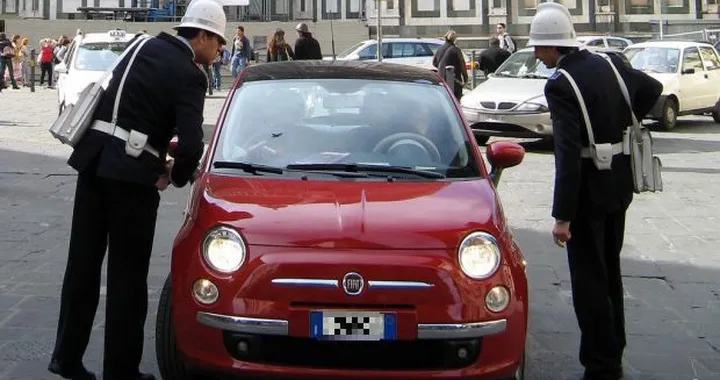 Il ladro resta incastrato... nel finestrino!