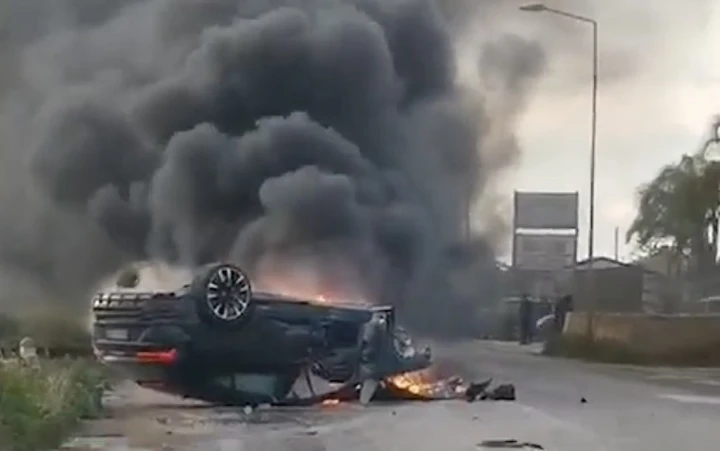 Lamborghini Urus si schianta contro Fiat Idea, si ribalta e prende fuoco
