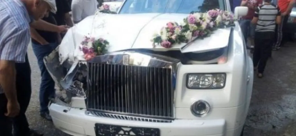 Rolls Royce Phantom: incidente in Russia all'auto da matrimonio
