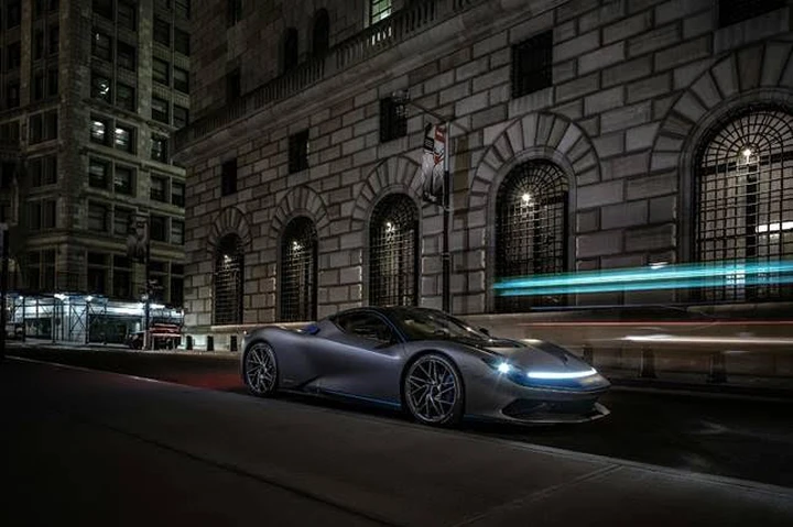 Auto elettriche: la Pininfarina Battista sfila tra le strade di New York