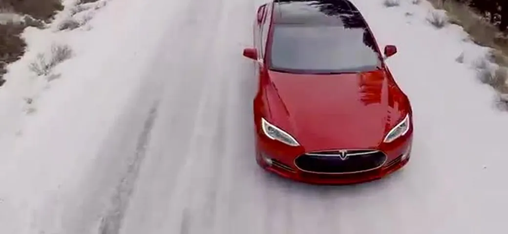 Tesla Model S P85D su neve e ghiaccio