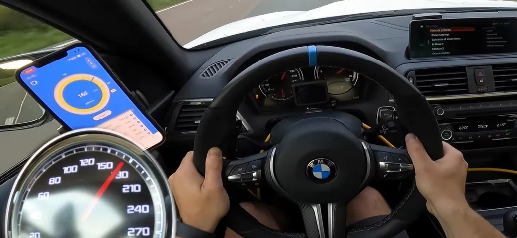 Una BMW M2 Competition da 850 CV vola in autostrada [Video]