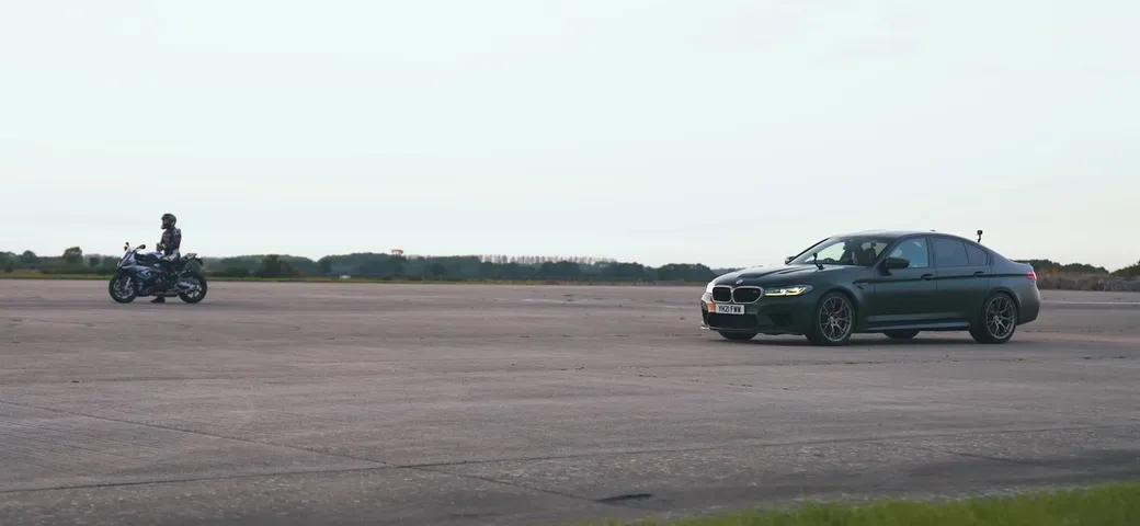 BMW M 1000 RR vs M5 CS: chi vince la drag race? [VIDEO]