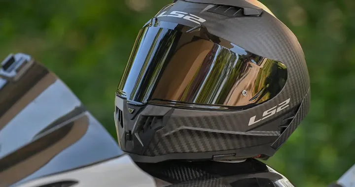 FF807 Dragon: LS2 presenta il nuovo casco sport touring in fibra di carbonio