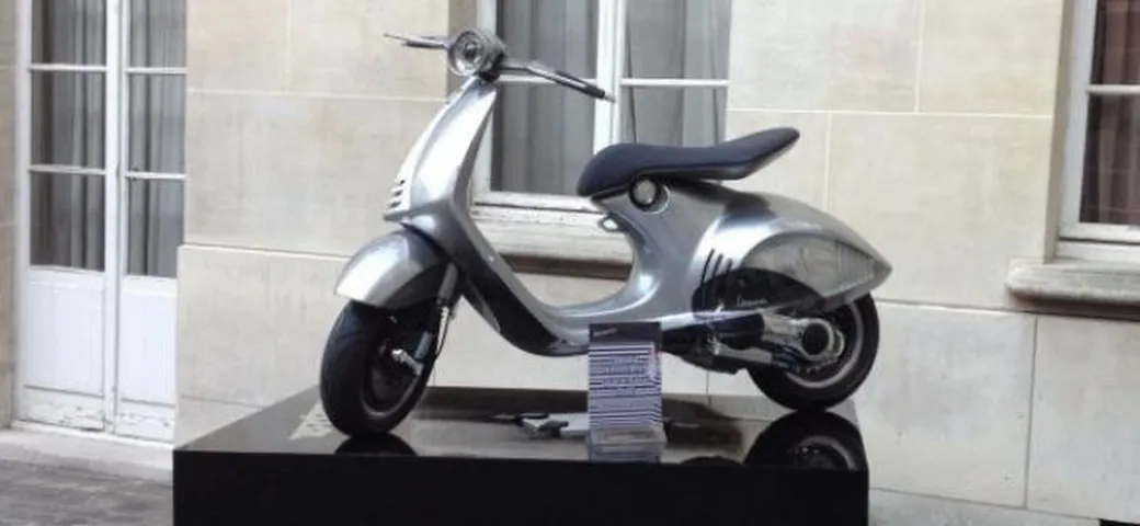 La Vespa 946 in bella mostra a Parigi
