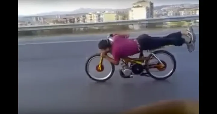 Supereroe con la sua Peugeot 103 [Video]