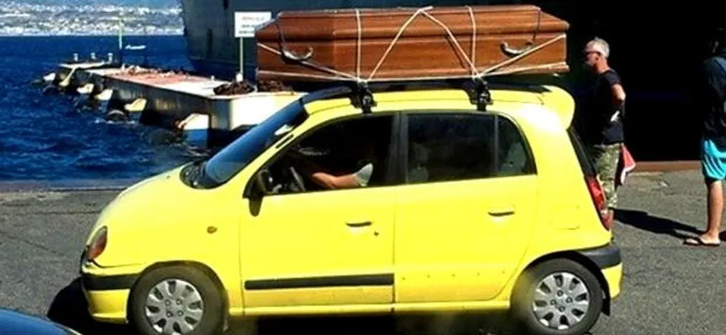 Calabria: l'auto sbarca con la bara sul tetto