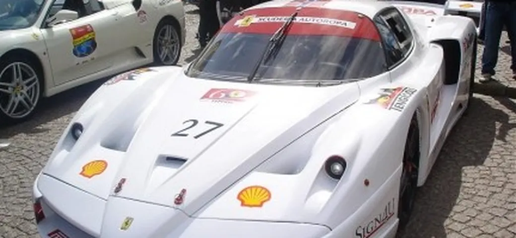 Una Ferrari FXX candida come la neve