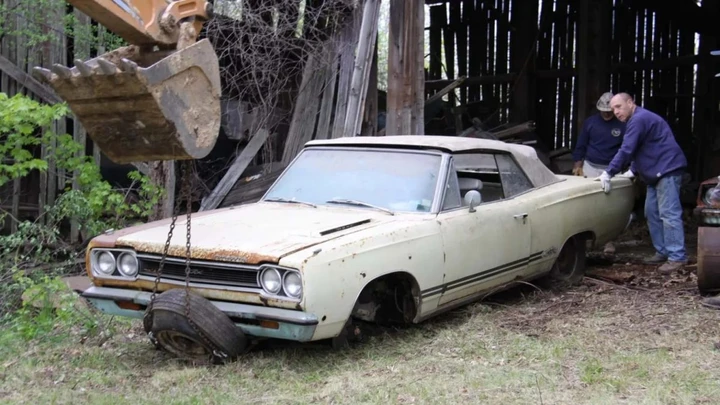 Scoperta in un fienile una rarissima Plymouth Hemi GTX del 1968: è una delle prime