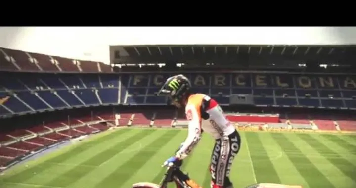 Toni Bou si "allena" al Camp Nou di Barcellona