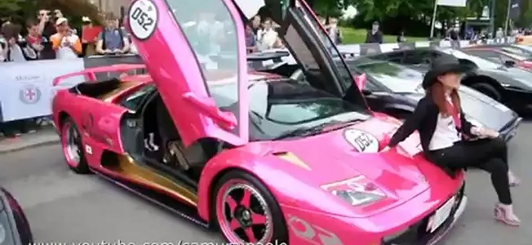 Pink Lamborghini Diablo in Piazza Castello a Milano