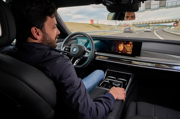 BMW e la guida autonoma combinata di livello 2 e di livello 3