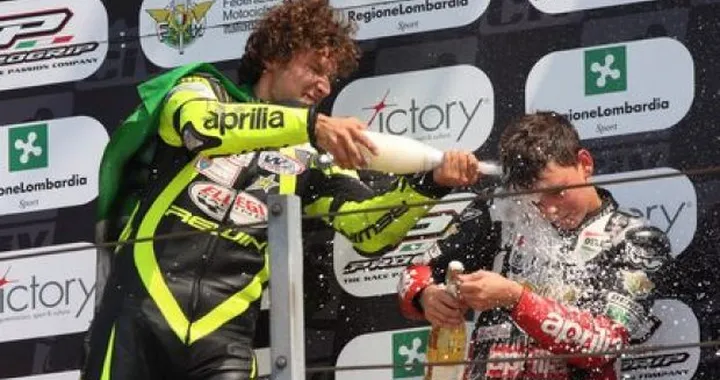 Foto del giorno: Moretti VS Morciano a colpi di spumante