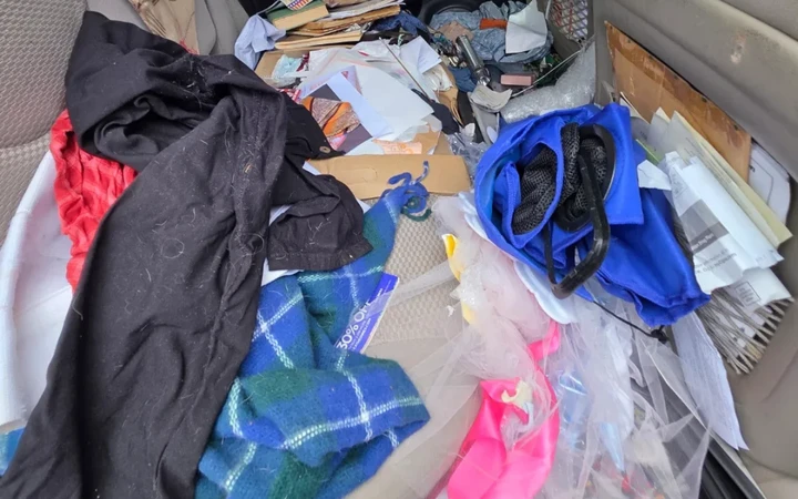 Spazzatura in auto, incredibile ma qui si rischia addirittura il carcere