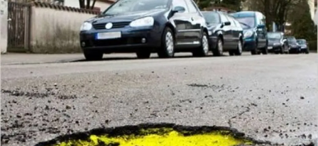 Sicurezza stradale: da un progetto del Politecnico di Milano, buche colorate per renderle più evidenti.