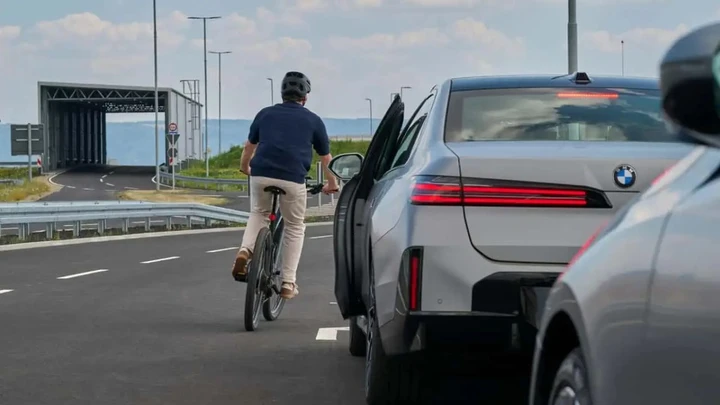 BMW iX3, la portiera non si apre se arriva un ciclista: ecco come funziona