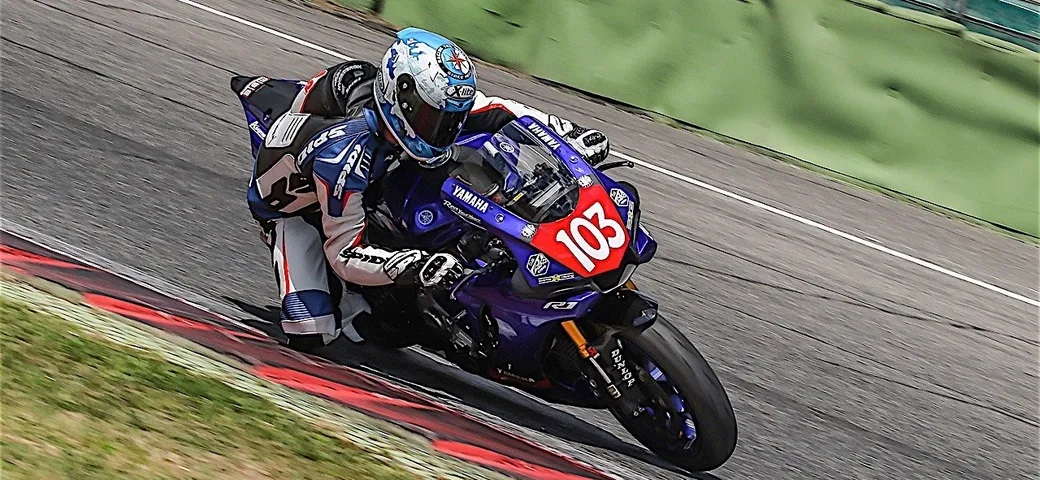 Yamaha YZF-R6 VS YZF-R1: la nostra prova