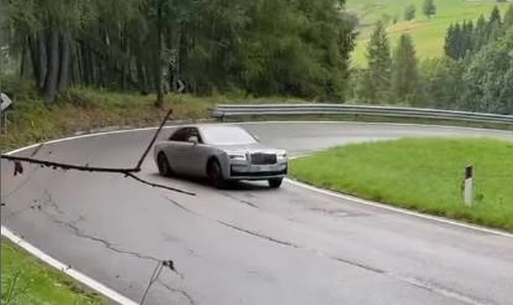 Rolls-Royce Ghost in stile auto da rally: drifting in montagna | Video