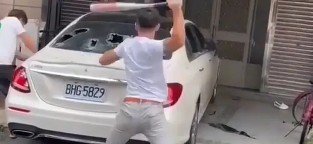 Malesia: distruggono una Mercedes a colpi di mazza [Video]
