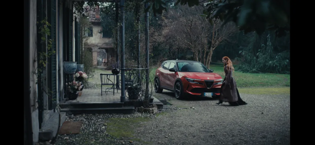 Dal Festival di Sanremo all'Alfa Romeo Junior, Noemi sceglie il B-SUV per il suo video