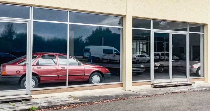 Trovano un concessionario Ford abbandonato: qui ci sono ancora auto nuove degli anni '80