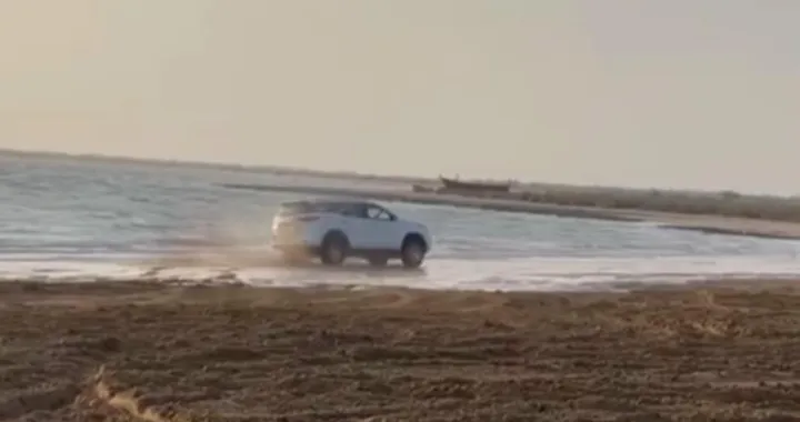 Toyota Fortuner: finiscono male le acrobazie in spiaggia [Video]